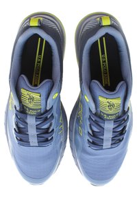 Blå sportskor med övre del av mesh och syntetmaterial, gula accenter, rund tå, vadderad krage och snörningssystem med logotypdetaljer.