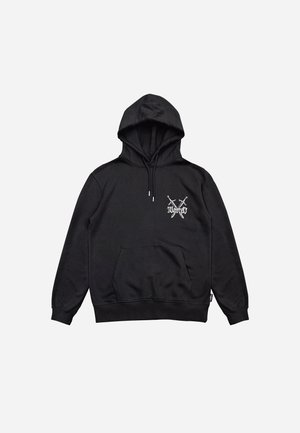 Sudadera con capucha negra de tela suave, con bolsillo frontal, capucha con cordón y diseño gráfico blanco de espadas cruzadas en el pecho.