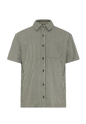 Camicia a maniche corte con bottoni, a righe verticali bianche e verde oliva, con una tasca sul petto sul lato sinistro.