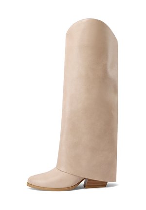 Stivale alto beige in pelle con tacco a blocco angolato in legno e punta arrotondata, visto di profilo su sfondo bianco.