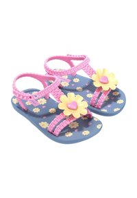 Sandali colorati per bambini con una suola blu decorata da motivi floreali gialli e rosa, cinghie intrecciate rosa e grandi fiori gialli con cuori rosa.