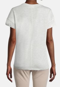 Weißes Kurzarm-T-Shirt mit Rundhalsausschnitt und einer Mittelnähtedetail auf der Rückseite, aus leichtem, leicht strukturiertem Stoff.