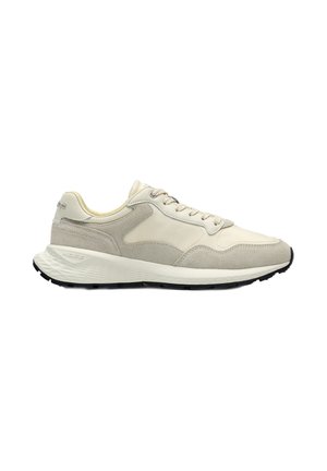 Zapatilla deportiva de ante beige y gris claro con parte superior de malla, suela blanca acolchada y suela exterior negra, diseñada para uso casual o deportivo.