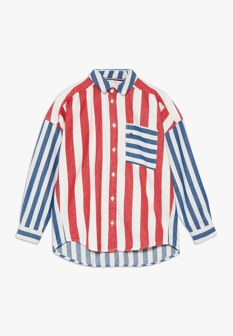 Chemise à manches longues avec des rayures verticales rouges et blanches d'un côté et des rayures horizontales bleues et blanches de l'autre. Poche avant incluse.