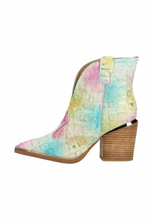 Ankelhøj støvle med spids tå, pastelfarvet tie-dye mønster, tekstureret krokodilleprint, bred træklods-hæl og trækkeøje på siden.