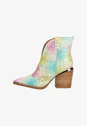 Enkellaars met hoge punttoe, pastelkleurig tie-dye patroon, textuur van krokodillenprint, brede houten blokhak en een lus aan de zijkant.