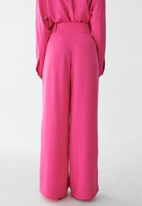 BWLDR MILLER - Auduma bikses - hot pink