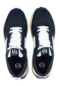 Texturierte schwarze Wildleder- und Mesh-Sneaker mit weißen Schnürsenkeln, auffälligem Logo an der Zunge und einer kontrastierenden beige Sohle.