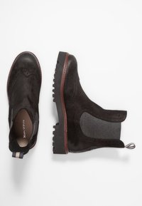 Stivaletti neri in suede con pannello laterale in tessuto testurizzato, suola in gomma con design a tassello e linguetta per una facile calzata.