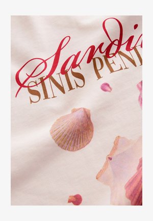 Tissu blanc avec du texte en cursive rouge et des lettres dorées. Décoré avec des graphiques de coquillages roses de différentes tailles et formes.