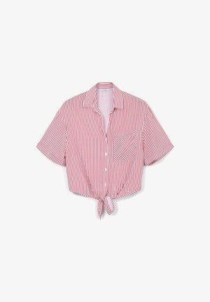 Camicia a maniche corte con bottoni, a righe verticali rosse e bianche, colletto, taschino sul petto e nodo legato all'orlo.