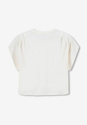 Haut blanc à manches courtes avec une coupe décontractée. Présente des plis discrets sur les épaules et un col arrondi. Texture de tissu lisse.