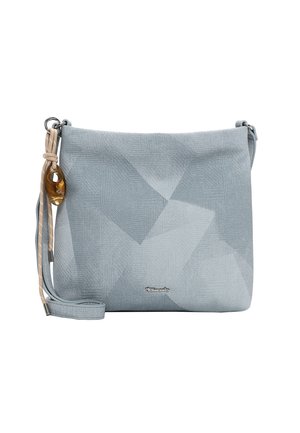 Světlomodrá texturovaná kabelka přes rameno s nastavitelným páskem, béžovým kordem a jantarovým dekorativním přívěskem na bílém pozadí.