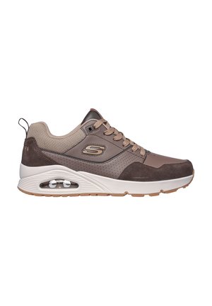 Chaussure de sport marron avec une tige en mesh et en daim, design à lacets, talon rembourré et semelle intermédiaire blanche avec amorti d'air. Silhouette profil bas.