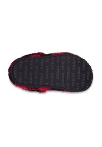 Zwarte en rode pluizige slide-sandalen met een rubberen zool met textuur en "crocs"-branding, ontworpen voor comfort en casual gebruik.