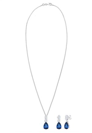 Silberne Halskette und passendes Ohrring-Set mit birnenförmigen blauen Edelsteinen und kleinen klaren Steinen darüber.