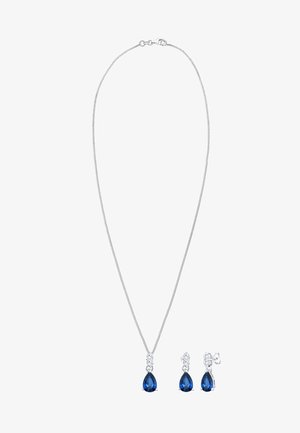 Collier en argent et ensemble de boucles d'oreilles assorties avec des pierres précieuses bleues en forme de poire et de petites pierres claires au-dessus.