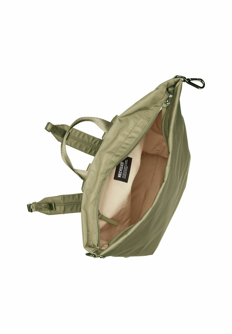 Grüne, recycelte Stofftasche mit doppelten Griffen und Reißverschlussöffnung, die ein beiges Innenfutter und ein kleines Etikett zeigt.