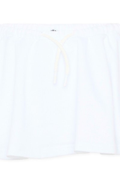 Shorts à taille élastique blanche avec un cordon à l'avant noué lâchement en un simple nœud.