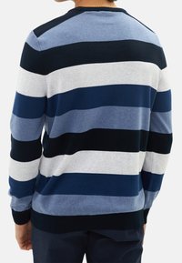 Gestreifter Pullover mit verschiedenen Blau-, Grau- und Schwarztönen. Gestrickte Textur mit Rundhalsausschnitt sowie gerippten Bündchen und Saum.