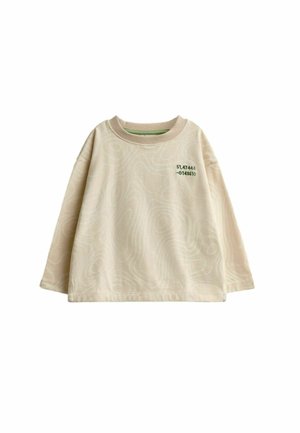 Beige langærmet crewneck-shirt med subtil bølget tekstur og grønne koordinater trykt på øverste venstre bryst.