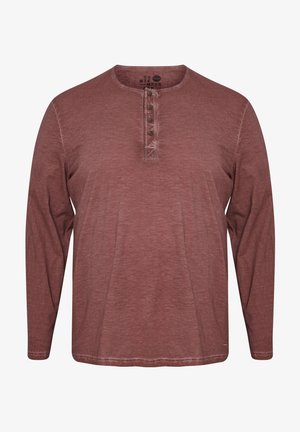 Cămașă cu mânecă lungă, stil henley, de culoare ruginie estompată, cu guler rotund, cinci nasturi și o croială lejeră. Material moale, texturat.