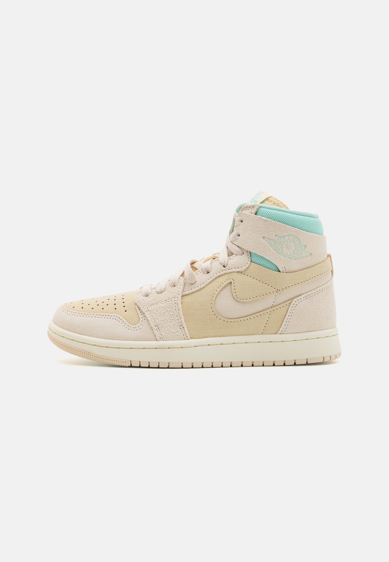 Sneaker alte in crema e menta, realizzate in materiali scamosciati e in pelle, con punta perforata e logo ricamato sul supporto alla caviglia.