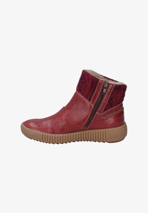 Bottines en cuir rouge avec un col en laine bourgogne texturé, dotées d'une fermeture éclair sur le côté et d'une semelle en caoutchouc gomme avec des détails nervurés.
