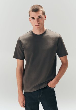 Next, REGULAR FIT - SMART SOFT TOUCH HEAVYWEIGHT T-SHIRT . - T-shirts basic - brown