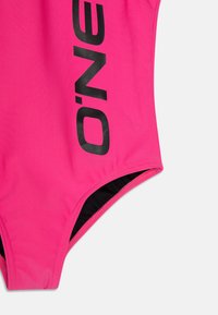 Maillot de bain une pièce rose avec le logo noir "O'NE", fabriqué en tissu synthétique lisse, avec un décolleté arrondi et des ouvertures de jambe taille basse.