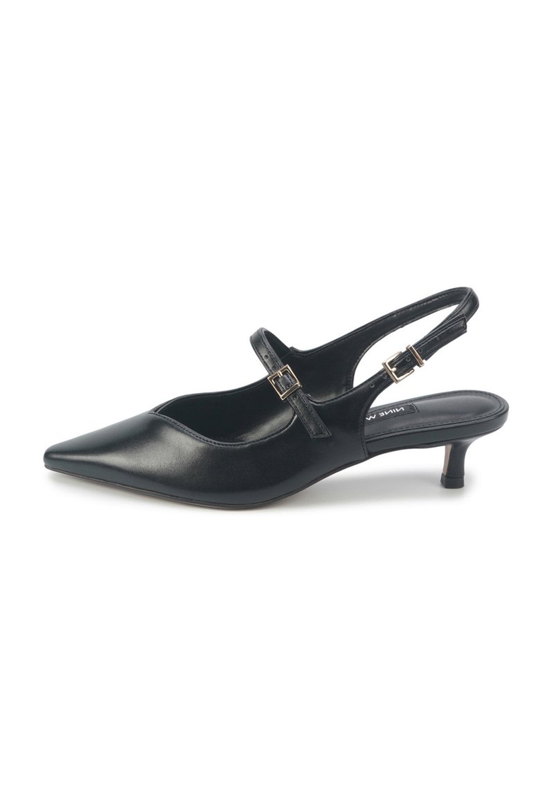 Czarne skórzane buty na obcasie typu slingback z ostro zakończonym noskiem, minimalistycznym paskiem z detalem klamry oraz 5-centymetrowym obcasem. Gładka powierzchnia i elegancki design.