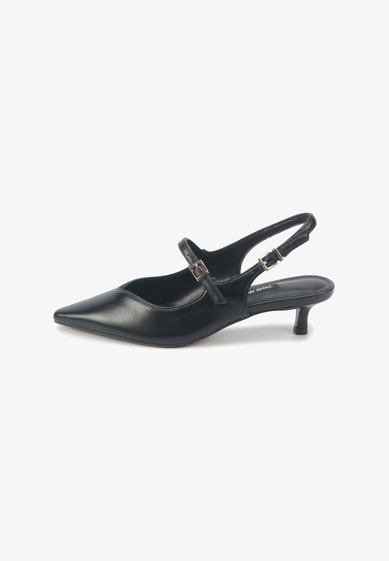 Črne usnjene slingback čevlje s koničastim nosom, minimalnim trakom z zapiralom in 5-centimetrsko kitten peto. Gladka površina in eleganten dizajn.