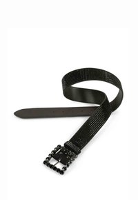 Cinturón de cuero negro con una banda texturizada que presenta una hebilla con tachuelas, adornada con rhinestones negros, y un lado interior liso.