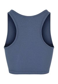 Rebrast top v modri barvi. Ima okroglo ovratnik, široke armhole in oprijet kroj. Gladka tekstura brez dodatnih vzorcev.