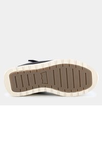 Suola di sneake nera con un sottofondo in gomma marrone textured, caratterizzata da modelli scanalati per la trazione e un bordo di colore crema.