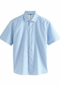 Camisa de manga corta en azul claro con rayas verticales blancas, cuello tipo button-down y pequeños botones en la parte frontal. Textura de tela ligera.
