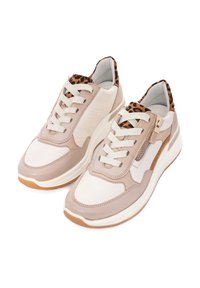 Baskets beiges et blanches avec une tige en cuir texturé, fermeture à lacets et une accent en imprimé léopard à l'intérieur du col. Comprend une fermeture éclair sur le côté.