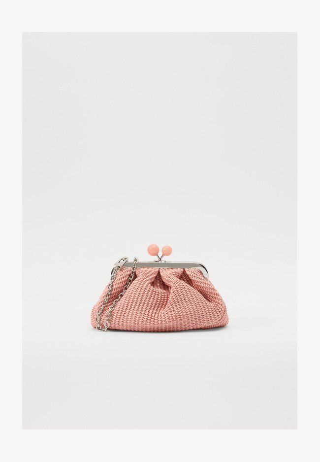 Clutch in tessuto intrecciato rosa con design arricciato, struttura in metallo argento, tracolla a catena e due dettagli a chiusura rotondi in magenta.