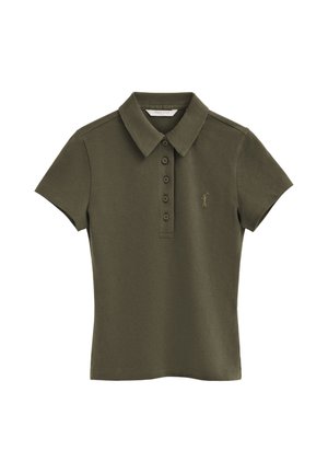 Polo de manga corta color verde oliva con cinco botones y pequeño logo bordado en el pecho izquierdo.