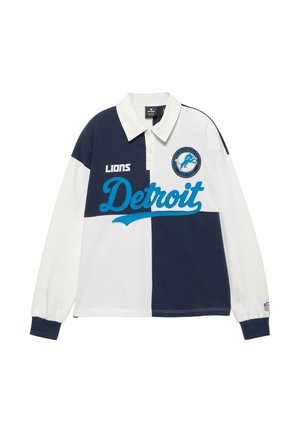 Tricou polo cu mâneci lungi, cu blocuri în albastru marin și alb, textul „Detroit”, logo-ul Lions și logo-ul NFL pe manșetă.