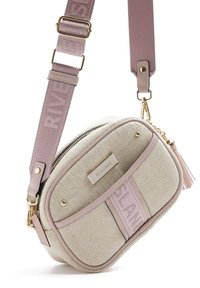 Borsa a tracolla beige con texture e accenti rosa, caratterizzata da una cerniera dorata, targa con logo e tracolla staccabile con un motivo sottile.