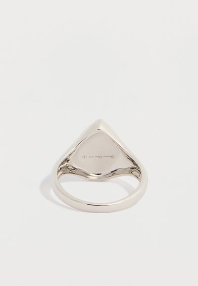 Hõberõngas kolmnurga kujundusega, sileda tekstuuri ja poleeritud viimistlusega, siseküljel graveeritud brändinimega.