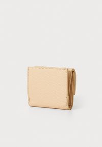 Portafoglio in pelle beige chiaro, superficie strutturata, design compatto pieghevole. Caratterizzato da cuciture ordinate e una chiusura semplice.