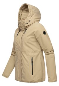 Beige vattentät jacka med huva, dragkedja framtill och två sidofickor; har svarta dragkedjedetaljer och ett logopatch på ärmen.