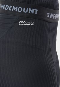 Svarta atletiska leggings med ribbad textur, som har en bred midjeband med texten "SWEDEMOUNT" och en "COOLMAX"-logotyp nära höften.