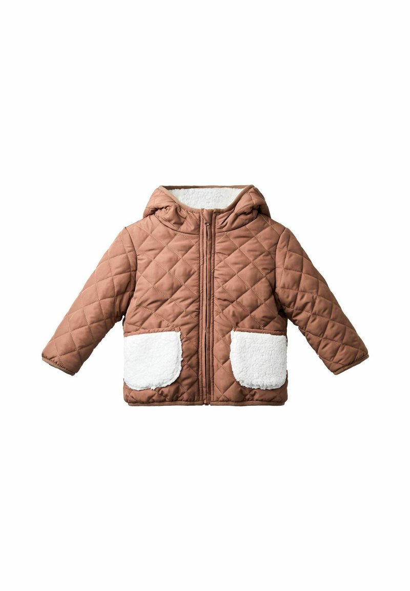 Bruine gewatteerde jas met een capuchon, voorzien van witte fleece zakken en voering, ontworpen met een ritssluiting aan de voorkant en brede mouwen.