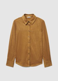 Chemise marron à manches longues en tissu doux et lisse avec un col pointu, une patte de boutonnage sur le devant et une couture horizontale au niveau de la poitrine.