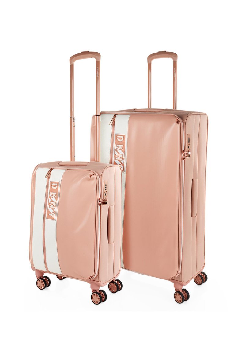 Dos maletas de color rosa dorado, fabricadas con material duradero, que presentan una franja blanca, ruedas suaves y asas extensibles para una fácil movilidad.