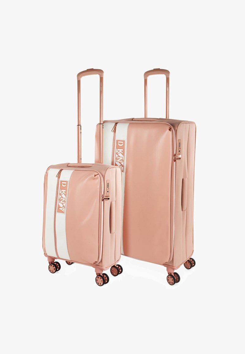 Dos maletas de color rosa dorado, fabricadas con material duradero, que presentan una franja blanca, ruedas suaves y asas extensibles para una fácil movilidad.