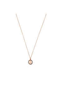 Collar de oro rosa con un colgante circular, que presenta una superficie lisa rodeada por un anillo de pequeñas piedras oscuras; diseño de cadena delicada.